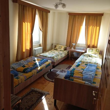 Lary Hostel Сучеава Екстериор снимка