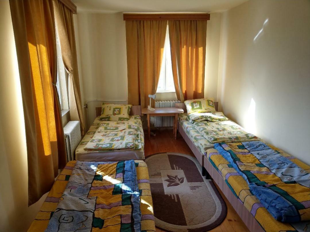Lary Hostel Сучеава Екстериор снимка