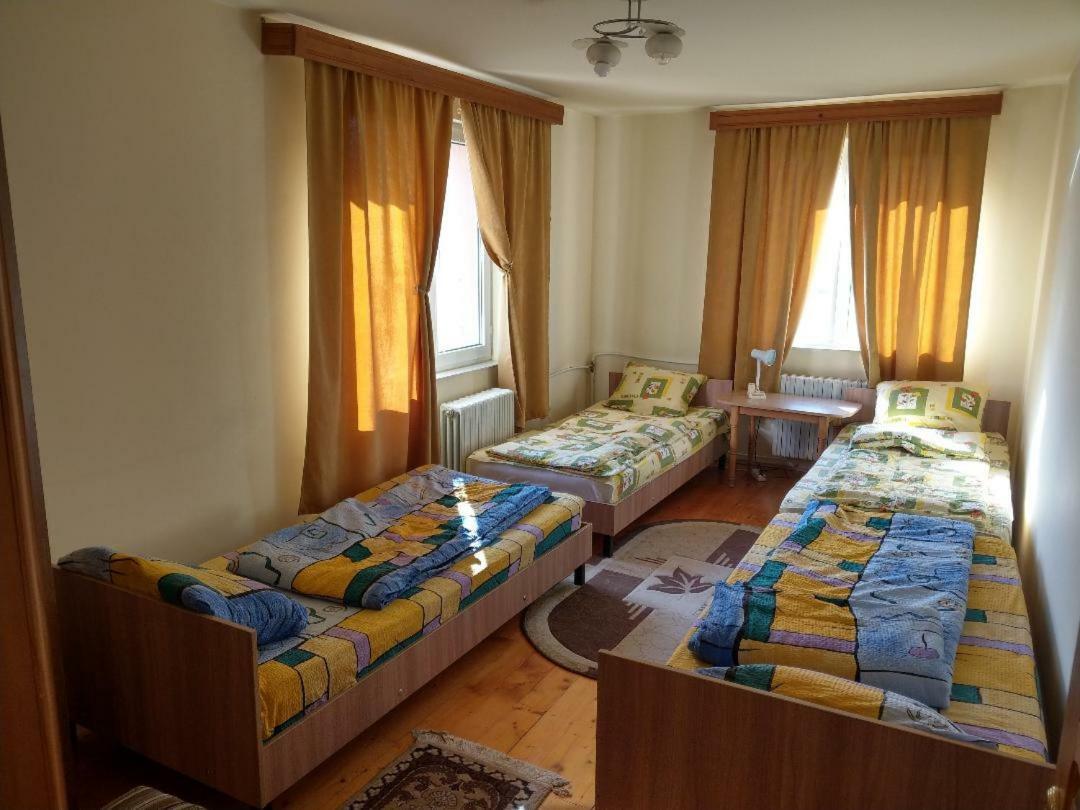 Lary Hostel Сучеава Екстериор снимка