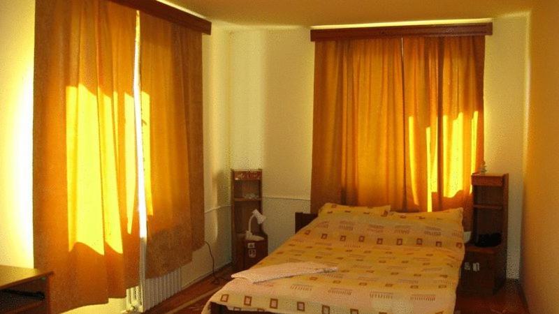 Lary Hostel Сучеава Екстериор снимка